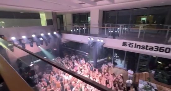 源顺网 视频：影石创始人刘靖康站在高一层的楼上向楼下的员工撒钱 员工伸手接钱